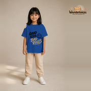 T-Shirt für Mädchen in Blau mit Motiv „Good Kids Bad Rules“, getragen von einem Kind – Wunderknirps.