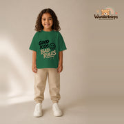 T-Shirt für Mädchen in Grün mit Motiv „Good Kids Bad Rules“, getragen von einem Kind – Wunderknirps.