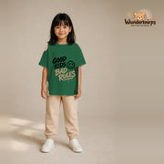 T-Shirt für Mädchen in Grün mit Motiv „Good Kids Bad Rules“, getragen von einem Kind – Wunderknirps.