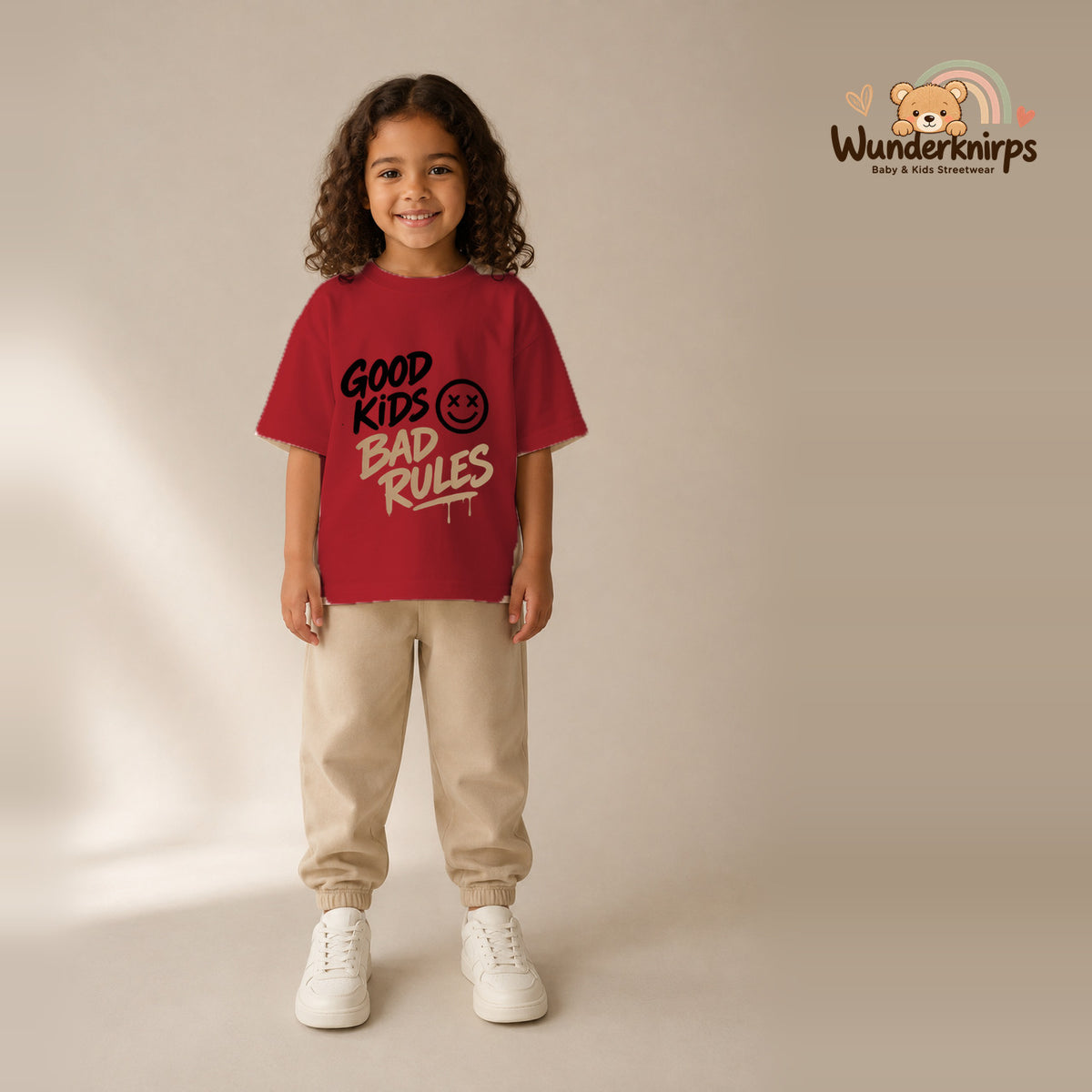 T-Shirt für Mädchen in Rot mit Motiv „Good Kids Bad Rules“, getragen von einem Kind – Wunderknirps.