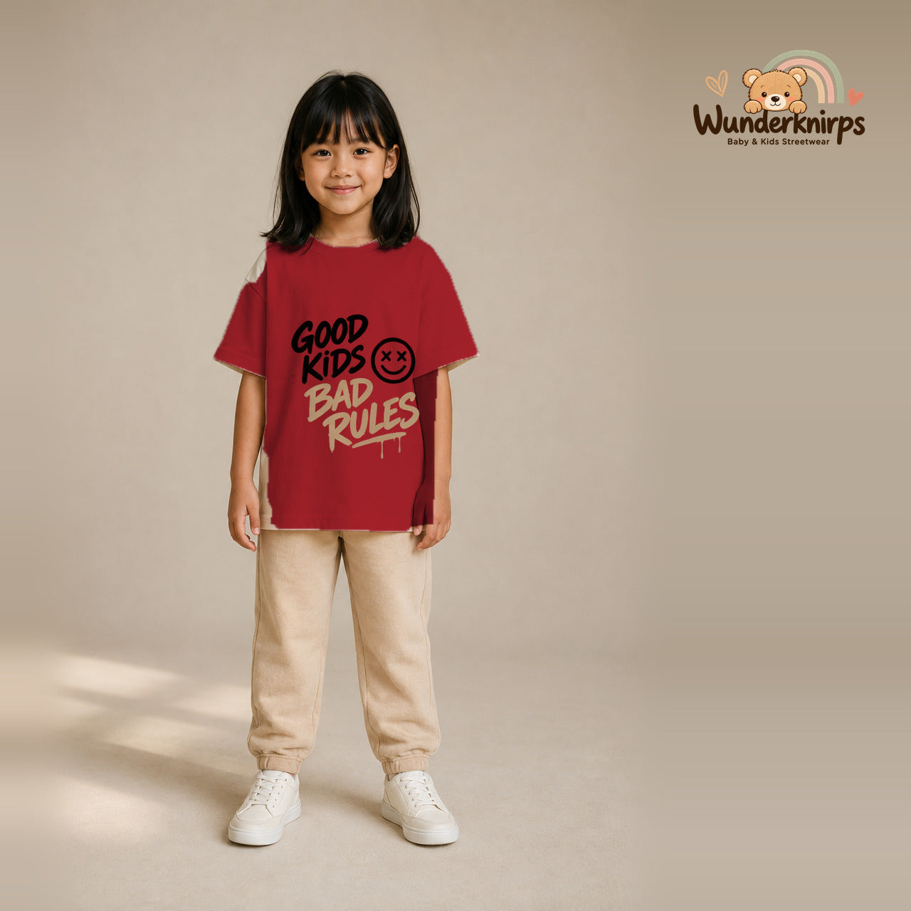 T-Shirt für Mädchen in Rot mit Motiv „Good Kids Bad Rules“, getragen von einem Kind – Wunderknirps.
