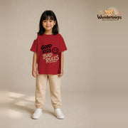 T-Shirt für Mädchen in Rot mit Motiv „Good Kids Bad Rules“, getragen von einem Kind – Wunderknirps.