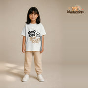 T-Shirt für Mädchen in Weiß mit Motiv „Good Kids Bad Rules“, getragen von einem Kind – Wunderknirps.