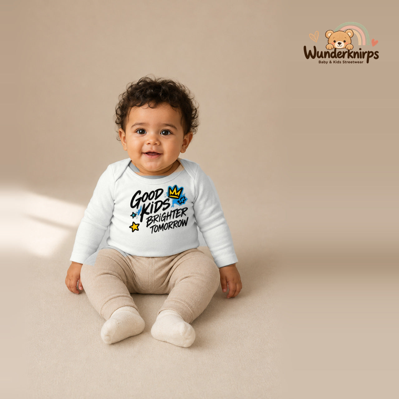 Babybody für Jungen in Weiß mit Motiv „Good Kids Brighter Tomorrow“, getragen von einem Kind – Wunderknirps.
