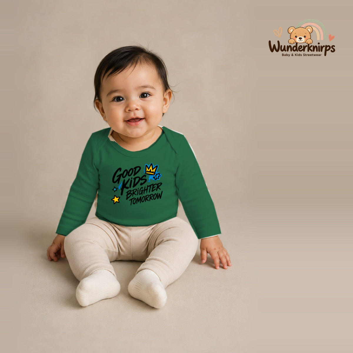 Babybody für Mädchen in Grün mit Motiv „Good Kids Brighter Tomorrow“, getragen von einem Kind – Wunderknirps.