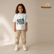 T-Shirt für Mädchen in Weiß mit Motiv „Good Kids Brighter Tomorrow“, getragen von einem Kind – Wunderknirps.
