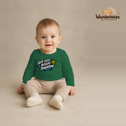 Babybody für Jungen in Grün mit Motiv „Gute Kids“, getragen von einem Kind – Wunderknirps.