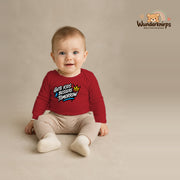 Babybody für Jungen in Rot mit Motiv „Gute Kids“, getragen von einem Kind – Wunderknirps.