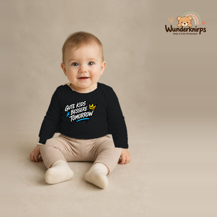 Babybody für Jungen in Schwarz mit Motiv „Gute Kids“, getragen von einem Kind – Wunderknirps.