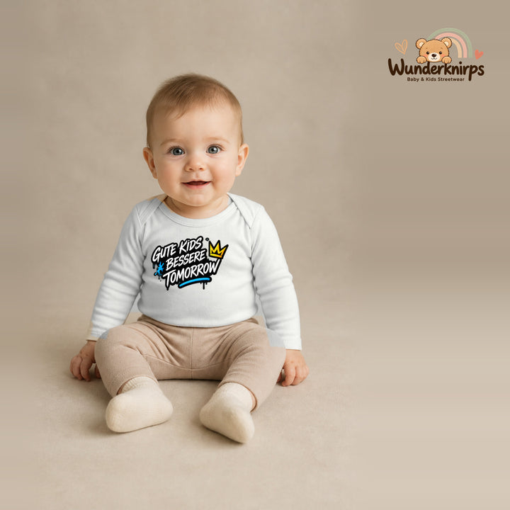 Babybody für Jungen in Weiß mit Motiv „Gute Kids“, getragen von einem Kind – Wunderknirps.