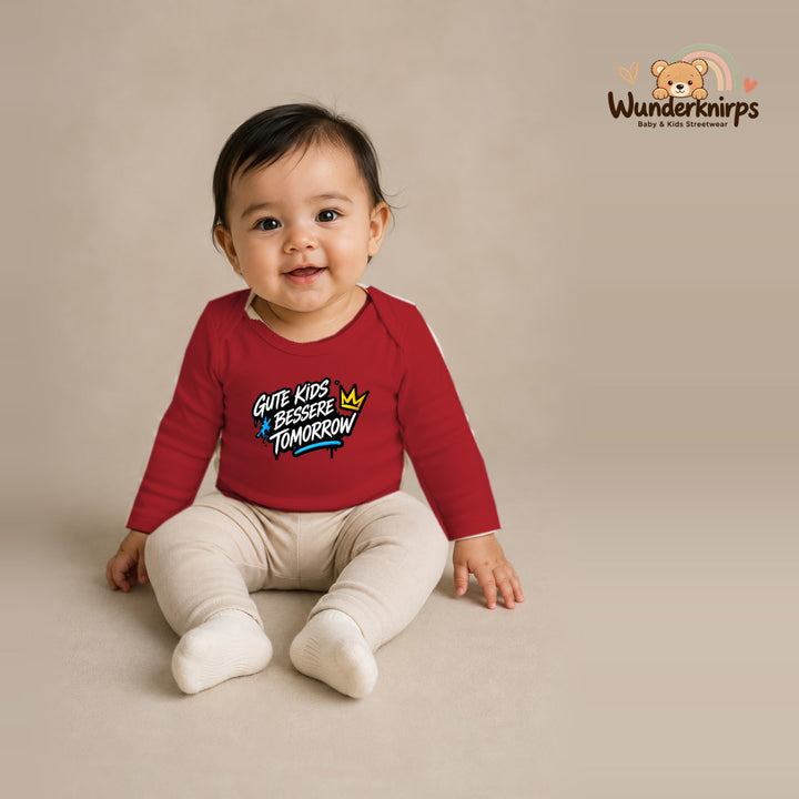 Babybody für Mädchen in Rot mit Motiv „Gute Kids“, getragen von einem Kind – Wunderknirps.