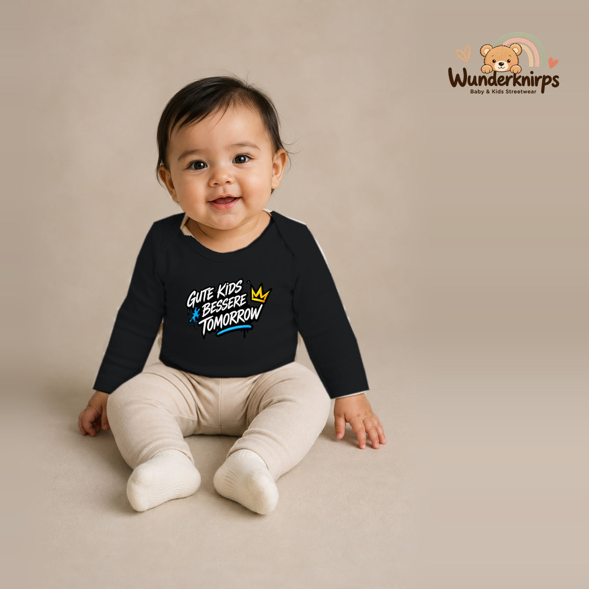 Babybody für Mädchen in Schwarz mit Motiv „Gute Kids“, getragen von einem Kind – Wunderknirps.