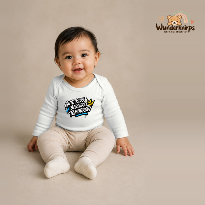 Babybody für Mädchen in Weiß mit Motiv „Gute Kids“, getragen von einem Kind – Wunderknirps.