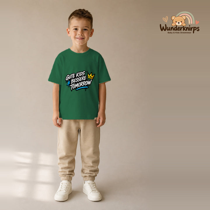 T-Shirt für Jungen in Grün mit Motiv „Gute Kids“, getragen von einem Kind – Wunderknirps.