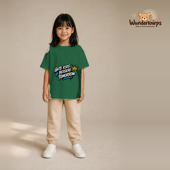 T-Shirt für Mädchen in Grün mit Motiv „Gute Kids“, getragen von einem Kind – Wunderknirps.