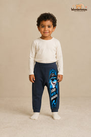 Hai Alltagsheld – Stark mutig einzigartig – Babyhose für Jungen: Navy mit Hai-Druck am Hosenbein – Wunderknirps.