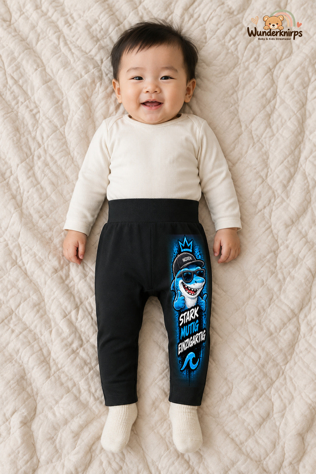 Hai Alltagsheld – Stark mutig einzigartig – Babyhose für Jungen: Schwarz mit Hai-Druck am Hosenbein – Wunderknirps.