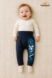 Hai Traumlook – Stark mutig einzigartig – Babyhose für Mädchen: Navy mit Hai-Druck am Hosenbein – Wunderknirps.