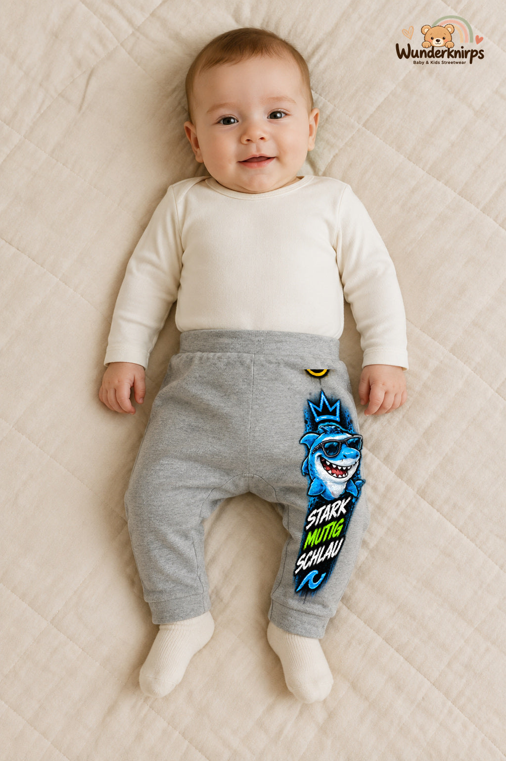 Stark mutig schlau – Babyhose mit dem Motiv Hai – für Jungen: Grau meliert mit Hai-Druck am Hosenbein – Wunderknirps.