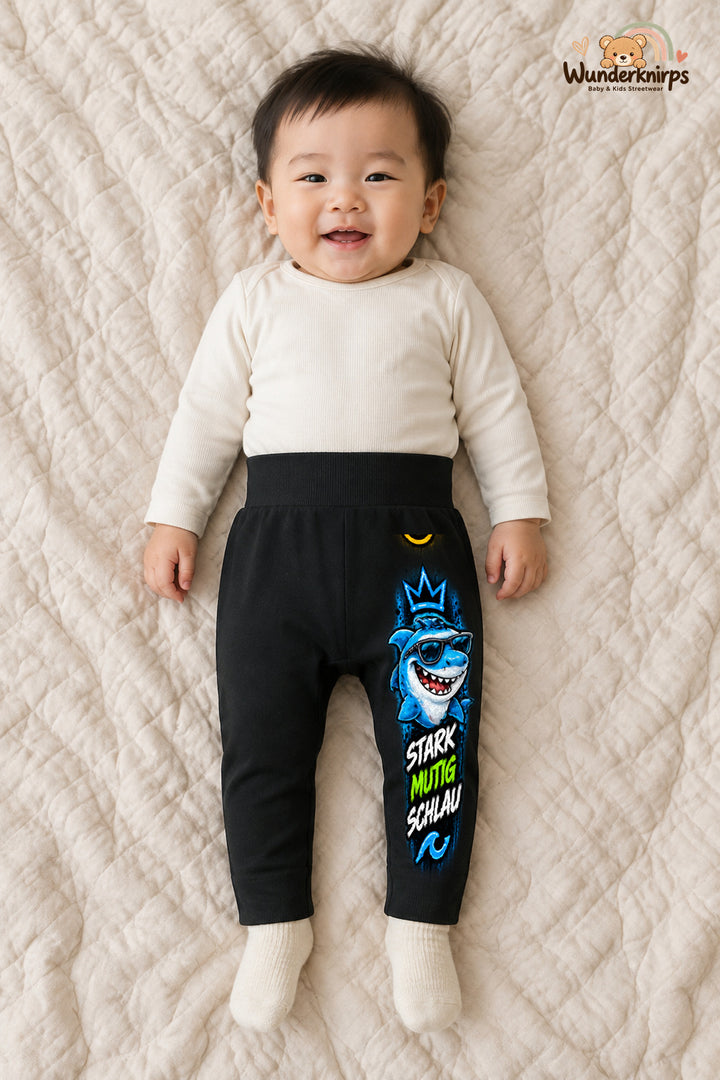 Stark mutig schlau – Babyhose mit dem Motiv Hai – für Jungen: Schwarz mit Hai-Druck am Hosenbein – Wunderknirps.