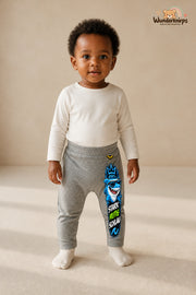 Hai Lieblingslook – Stark mutig schlau – Babyhose für Mädchen: Grau meliert mit Hai-Druck am Hosenbein – Wunderknirps.