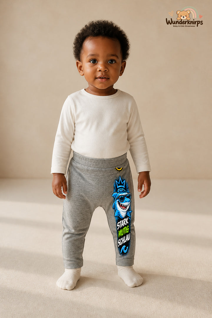 Hai Lieblingslook – Stark mutig schlau – Babyhose für Mädchen: Grau meliert mit Hai-Druck am Hosenbein – Wunderknirps.