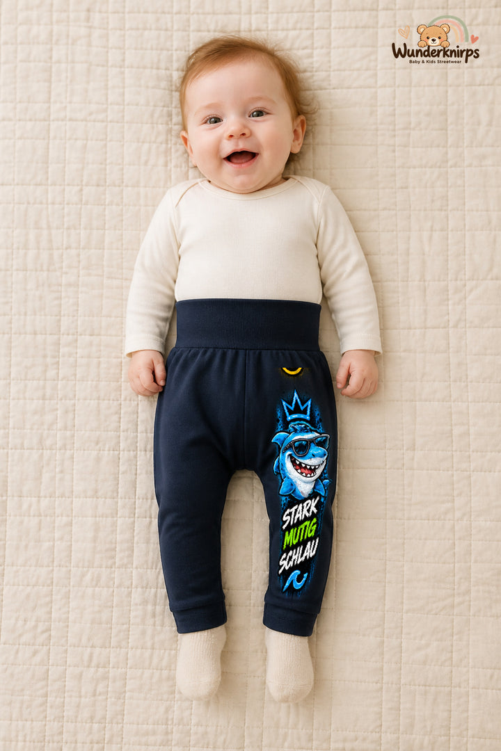 Hai Lieblingslook – Stark mutig schlau – Babyhose für Mädchen: Navy mit Hai-Druck am Hosenbein – Wunderknirps.