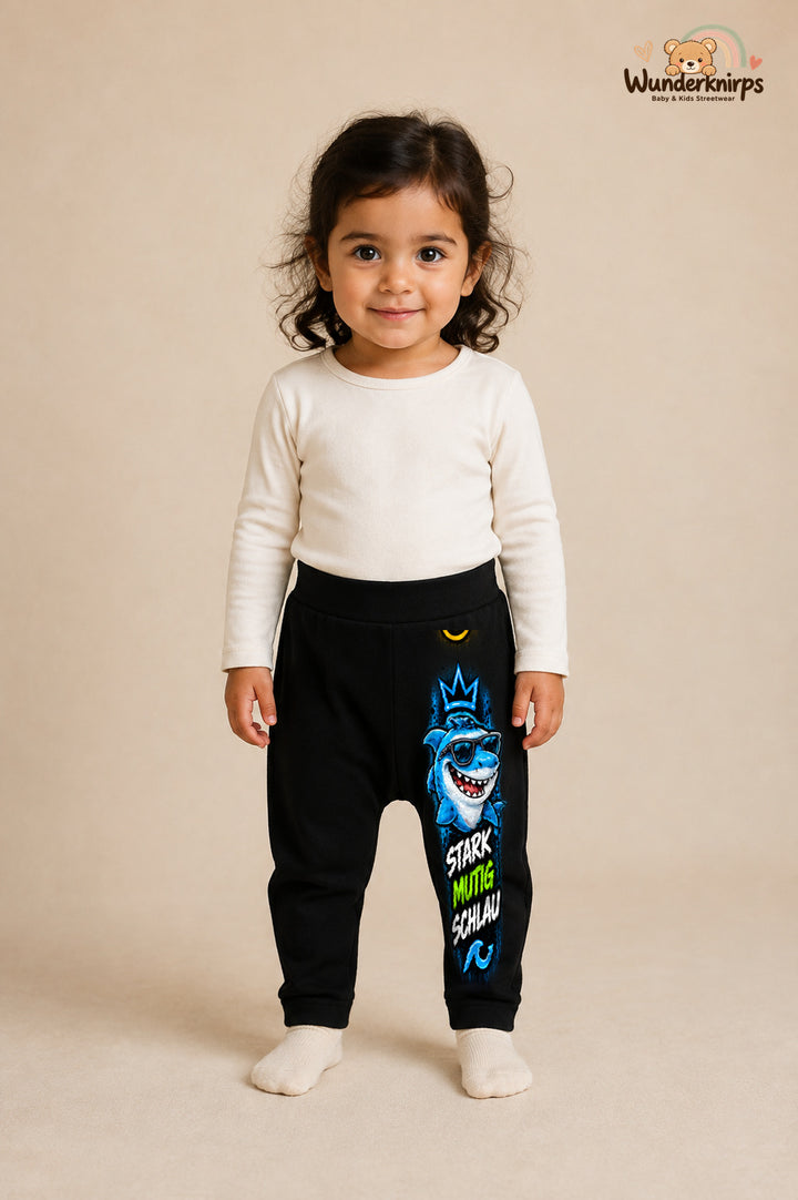 Hai Lieblingslook – Stark mutig schlau – Babyhose für Mädchen: Schwarz mit Hai-Druck am Hosenbein – Wunderknirps.