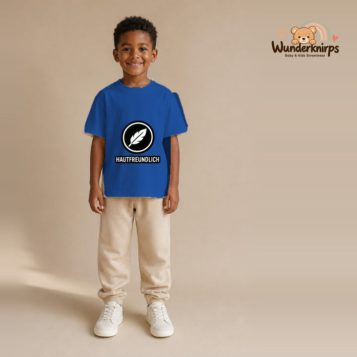 T-Shirt für Jungen in Blau mit Motiv „Hautfreundlich“, getragen von einem Kind – Wunderknirps.