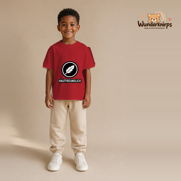 T-Shirt für Jungen in Rot mit Motiv „Hautfreundlich“, getragen von einem Kind – Wunderknirps.
