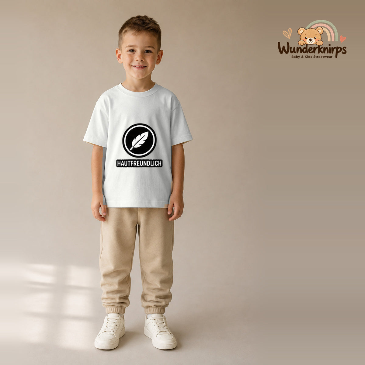 T-Shirt für Jungen in Weiß mit Motiv „Hautfreundlich“, getragen von einem Kind – Wunderknirps.