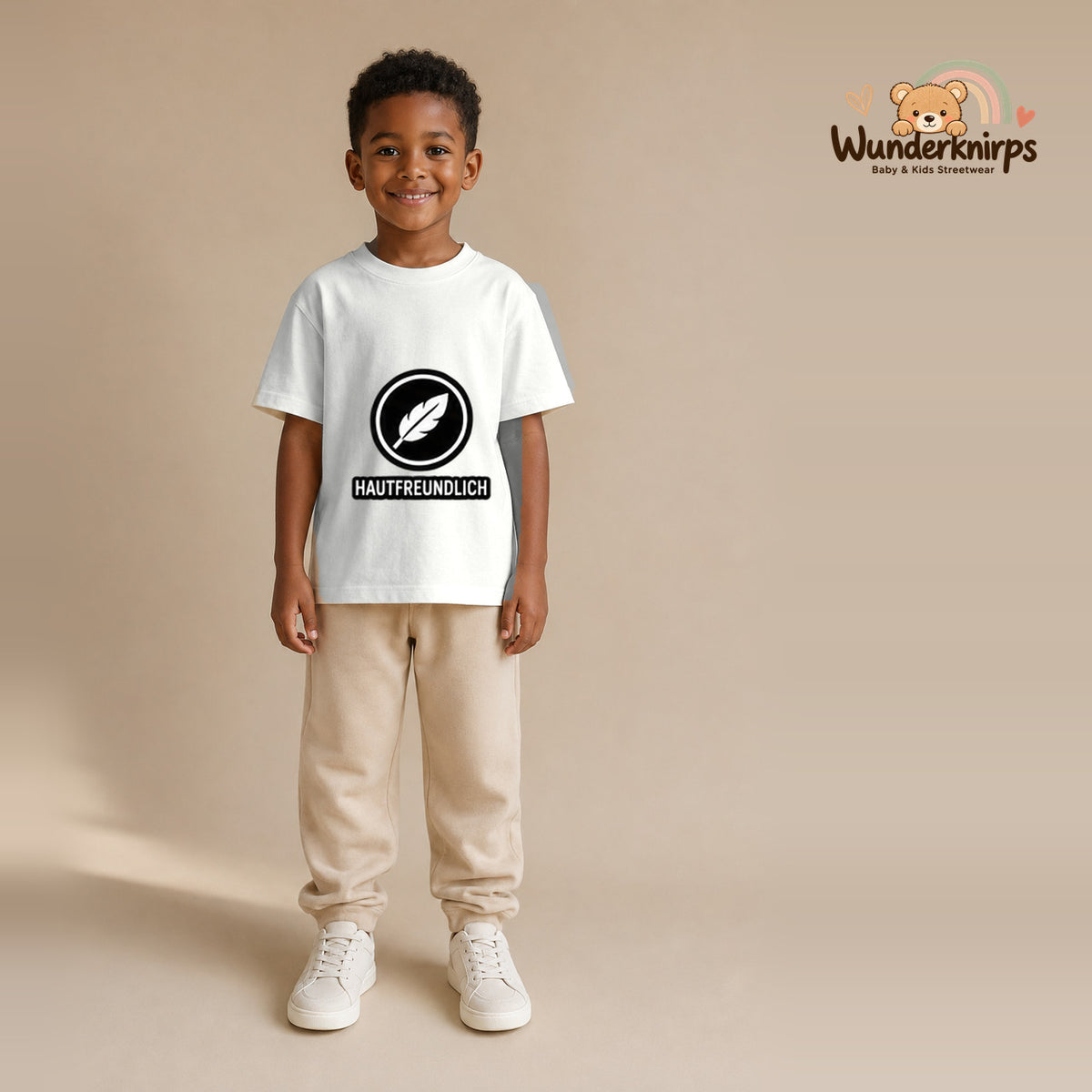 T-Shirt für Jungen in Weiß mit Motiv „Hautfreundlich“, getragen von einem Kind – Wunderknirps.