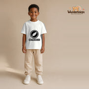 T-Shirt für Jungen in Weiß mit Motiv „Hautfreundlich“, getragen von einem Kind – Wunderknirps.