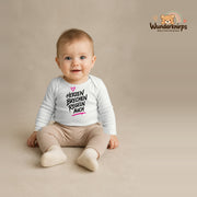 Babybody für Jungen in Weiß mit Motiv „Herzen brechen Regeln auch“, getragen von einem Kind – Wunderknirps.