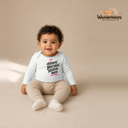 Babybody für Jungen in Weiß mit Motiv „Herzen brechen Regeln auch“, getragen von einem Kind – Wunderknirps.
