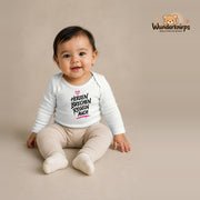 Babybody für Mädchen in Weiß mit Motiv „Herzen brechen Regeln auch“, getragen von einem Kind – Wunderknirps.