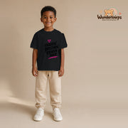 T-Shirt für Jungen in Schwarz mit Motiv „Herzen brechen Regeln auch“, getragen von einem Kind – Wunderknirps.