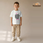 T-Shirt für Jungen in Weiß mit Motiv „Herzen brechen Regeln auch“, getragen von einem Kind – Wunderknirps.
