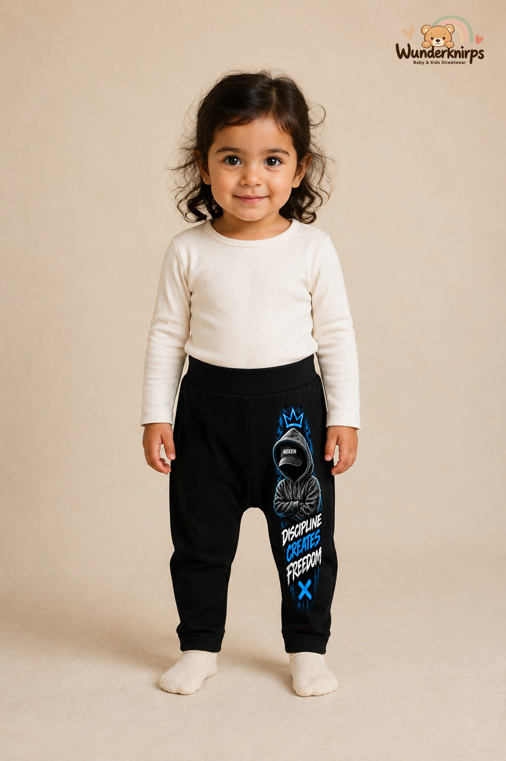 Kleine Weltentdeckerin: Discipline creates freedom – Babyhose für Mädchen: Schwarz mit Hoodie-Figur-Druck am Hosenbein – Wunderknirps.
