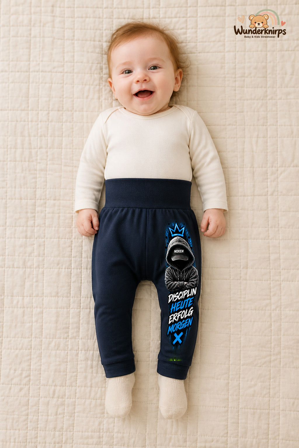 Hoodie-Figur Lieblingslook – Disziplin heute erfolg morgen – Babyhose für Mädchen: Navy mit Hoodie-Figur-Druck am Hosenbein – Wunderknirps.