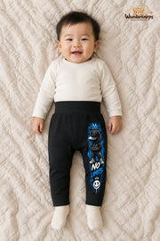 Hoodie-Figur Alltagsheld – No limits – Babyhose für Jungen: Schwarz mit Hoodie-Figur-Druck am Hosenbein – Wunderknirps.