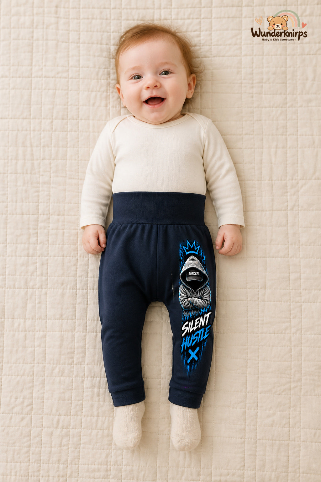 Silent hustle – Hoodie-Figur mit Persönlichkeit – Babyhose für Mädchen: Navy mit Hoodie-Figur-Druck am Hosenbein – Wunderknirps.