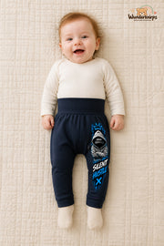 Silent hustle – Hoodie-Figur mit Persönlichkeit – Babyhose für Mädchen: Navy mit Hoodie-Figur-Druck am Hosenbein – Wunderknirps.