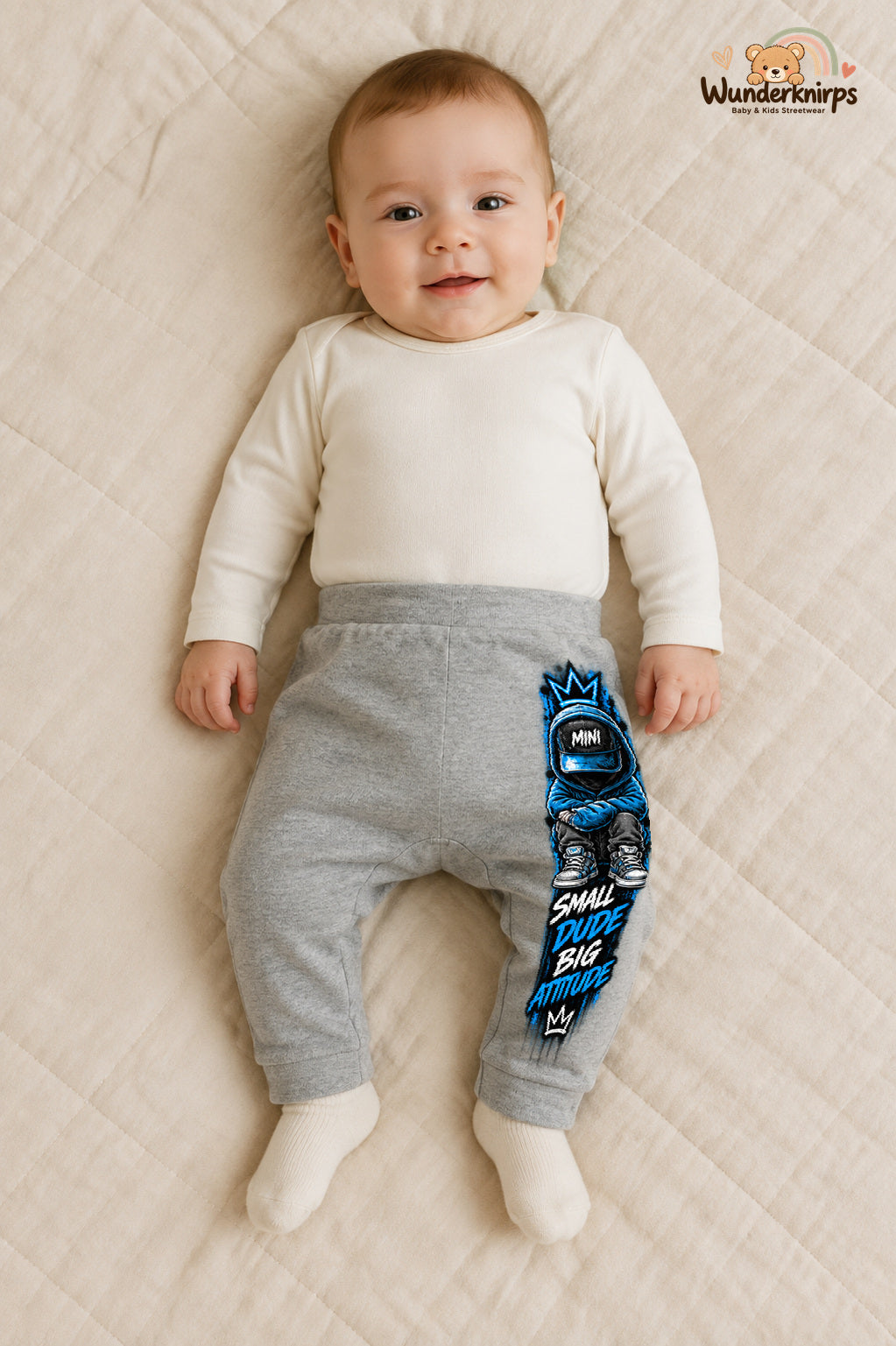 Hoodie-Figur Streetstyle – Small dude big attitude – Babyhose für Jungen: Grau meliert mit Hoodie-Figur-Druck am Hosenbein – Wunderknirps.