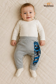 Hoodie-Figur Streetstyle – Small dude big attitude – Babyhose für Jungen: Grau meliert mit Hoodie-Figur-Druck am Hosenbein – Wunderknirps.