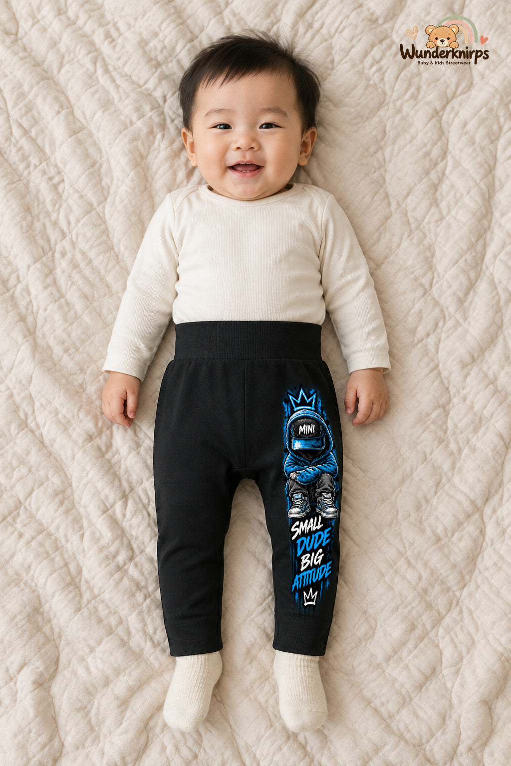 Hoodie-Figur Streetstyle – Small dude big attitude – Babyhose für Jungen: Schwarz mit Hoodie-Figur-Druck am Hosenbein – Wunderknirps.