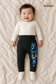 Hoodie-Figur Streetstyle – Small dude big attitude – Babyhose für Jungen: Schwarz mit Hoodie-Figur-Druck am Hosenbein – Wunderknirps.