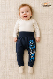 Kleine Weltentdeckerin: Small dude big attitude – Babyhose für Mädchen: Navy mit Hoodie-Figur-Druck am Hosenbein – Wunderknirps.