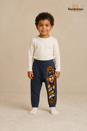 Hund Streetstyle – Gute laune überall – Babyhose für Jungen: Navy mit Hund-Druck am Hosenbein – Wunderknirps.