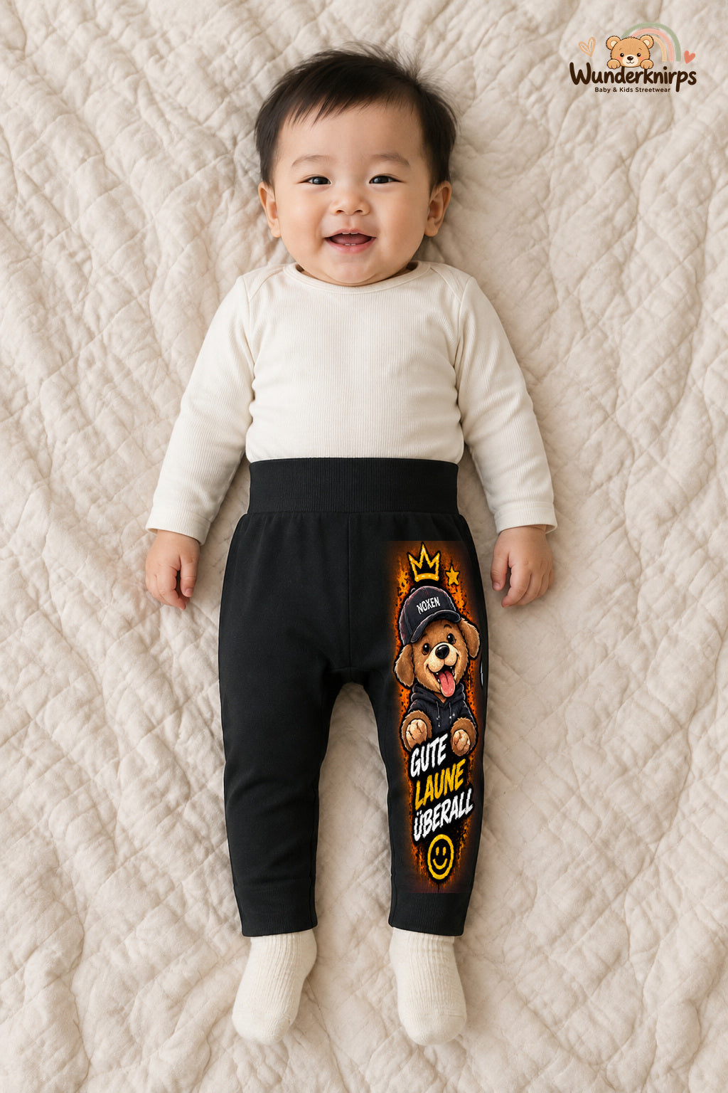 Hund Streetstyle – Gute laune überall – Babyhose für Jungen: Schwarz mit Hund-Druck am Hosenbein – Wunderknirps.